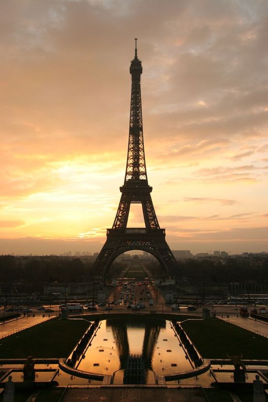 tour_eiffel_at_sunrise_from_the_trocadero